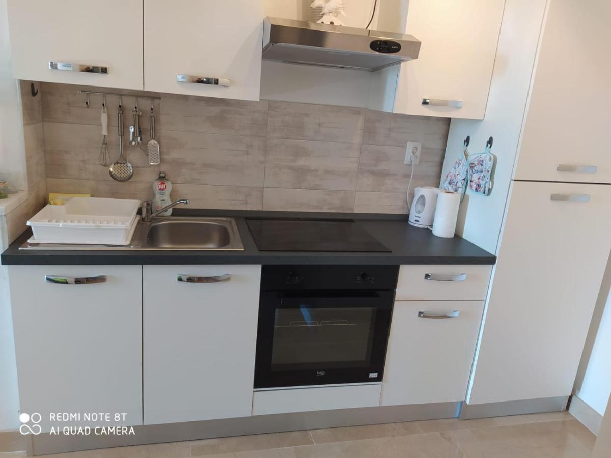 Apartmani Ana Вир Екстериор снимка
