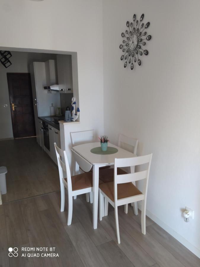 Apartmani Ana Вир Екстериор снимка